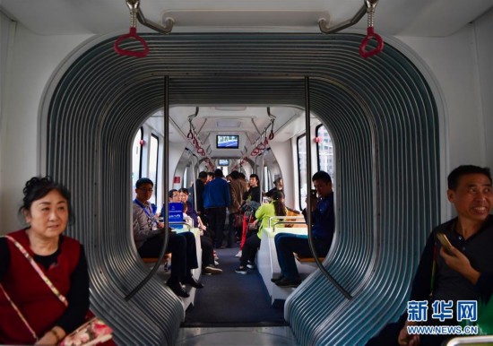 （科技）（3）“智軌”列車實(shí)現(xiàn)上路運(yùn)行