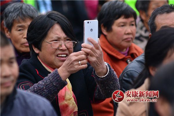 67歲的退休老教師石昌榮舉起手機(jī)記錄著臺(tái)上宣講老師推出重要內(nèi)容.jpg
