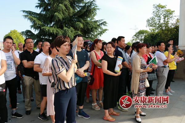 考場外翹首等待的家長.jpg