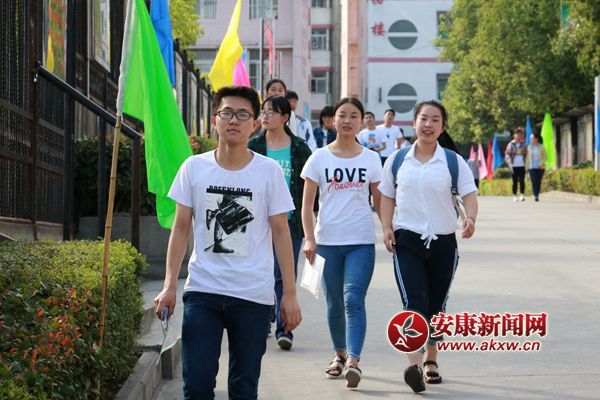 考生自信滿滿走出考場(chǎng).jpg