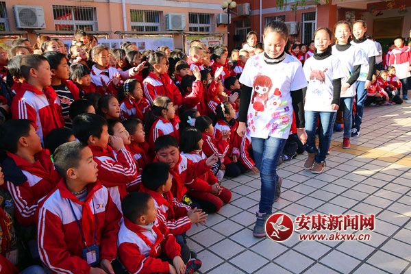 14、穿上自己畫的T恤走起模特步.jpg