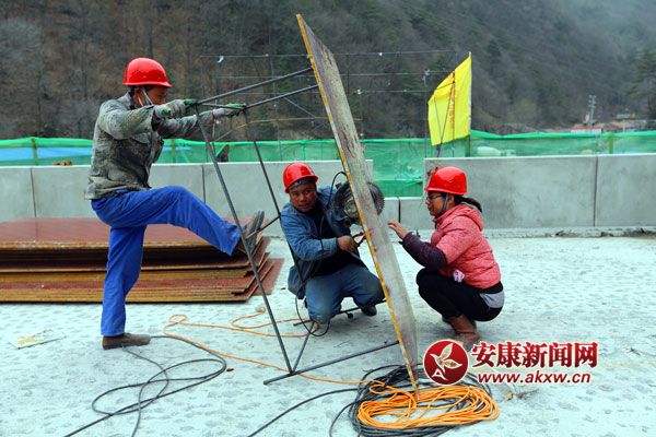 3、工人正在施工.jpg