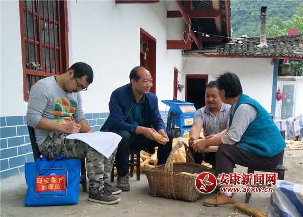 新場鎮(zhèn)黨委書記柯尊彌到群眾家中走訪.jpg