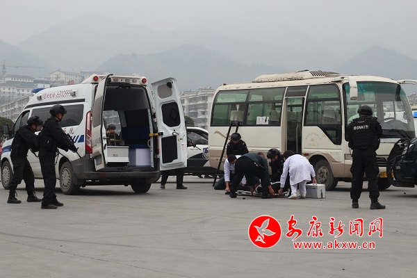 石泉縣多部門聯(lián)合上演公交車反劫持演練 (9).JPG