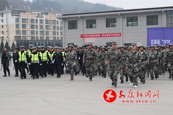 石泉縣多部門聯(lián)合上演公交車反劫持演練 (1).JPG