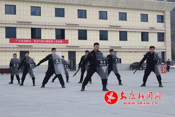 石泉縣多部門聯(lián)合上演公交車反劫持演練 (4).JPG