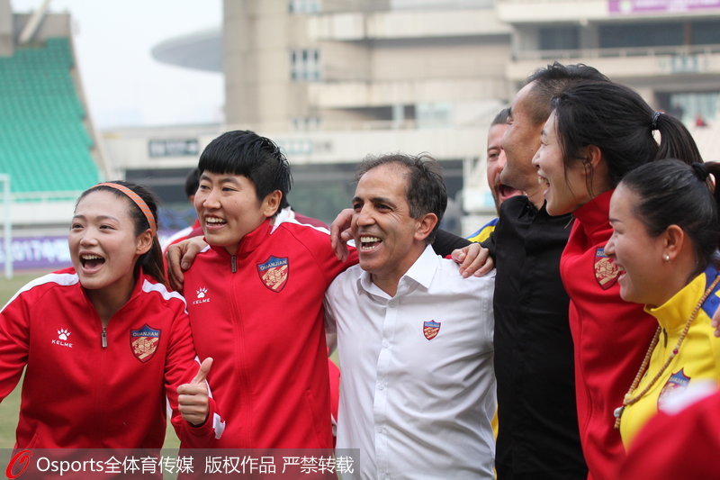 賽后權(quán)健女足隊(duì)員和教練搭肩慶祝勝利